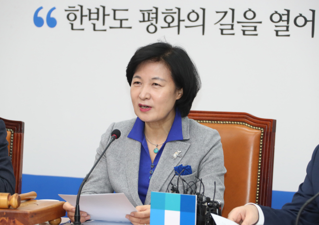 더불어민주당 추미애 대표가 5일 국회에서 열린 최고위원회의에서 대북특사단의 평양 방문과 관련해 "이번 방북은 평창이 가져다준 한반도 평화의 불씨를 이어 나가는 중요한 발판이 될 것"이라고 발언하고 있다. (사진=연합뉴스)
더불어민주당 추미애 대표가 5일 국회에서 열린 최고위원회의에서 대북특사단의 평양 방문과 관련해 "이번 방북은 평창이 가져다준 한반도 평화의 불씨를 이어 나가는 중요한 발판이 될 것"이라고 발언하고 있다. (사진=연합뉴스)