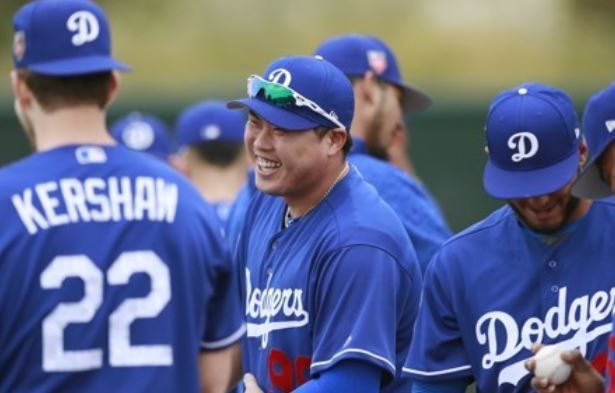 Ryu Hyun-jin of the Los Angeles Dodgers (C) smiles before a workout at the club's spring training site in Glendale, Arizona on Feb. 14. (AP-Yonhap).