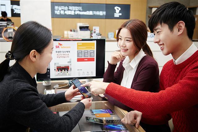 SK텔레콤 모델이 무약정 이용자에게도 혜택을 제공하는 ‘무약정 플랜’에 대해 알리고 있다.   [제공=SK텔레콤]