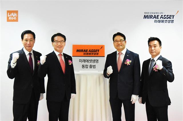 미래에셋생명 하만덕 부회장(오른쪽 두 번째), 김재식 대표이사(오른쪽 세 번째) 등이 5일 강남열성지점에서 통합법인 현판식을 진행하고 있다.