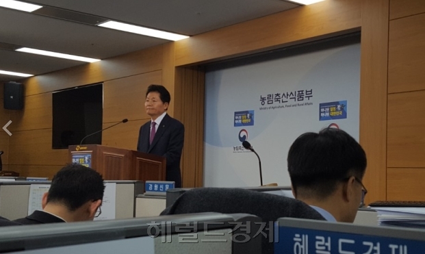 김병원 농협중앙회장이 5일 정부세종청사 농림축산식품부 기자실에서 취임 2주년 기자간담회를 갖고 그간의 성과와 앞으로의 각오에 대해 소상하게 밝히고 있다. [사진=황해창 기자/ hchwang@heraldcorp.com]