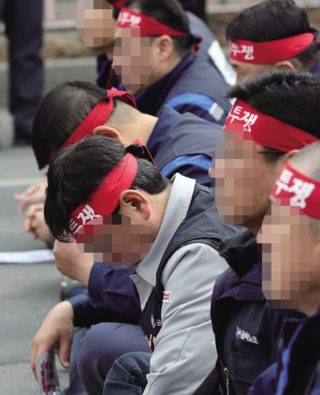 27일 오후 전북 군산시청 앞에서 열린 '한국GM 군산공장 폐쇄 철회 노조 결의대회'에서 노동자들이 심각한 표정을 하고 있다. [연합뉴스]