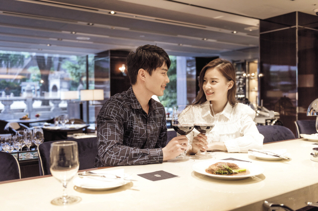 서울 웨스틴조선호텔 ‘샴페인 모멘트 & 오뜨 퀴진 패키지’  롯데호텔제주 풍차라운지 콘래드 서울서 선보인 ‘블루밍 데이즈 패키지’