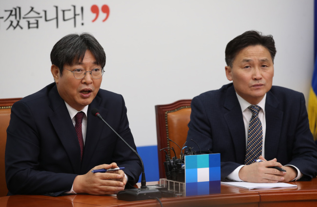이춘석 사무총장, 지방선거 관련 기자간담5일 오전 국회에서 더불어민주당 이춘석 사무총장이 지방선거와 관련해 기자간담회를 하고 있다. (사진=연합뉴스)
이춘석 사무총장, 지방선거 관련 기자간담5일 오전 국회에서 더불어민주당 이춘석 사무총장이 지방선거와 관련해 기자간담회를 하고 있다. (사진=연합뉴스)