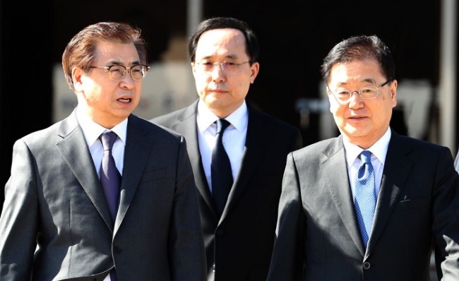 Chung Eui-yong, chief of Cheong Wa Dae`s national security office, right, and Suh Hoon, the chief of South Korea's spy agency
(Yonhap)