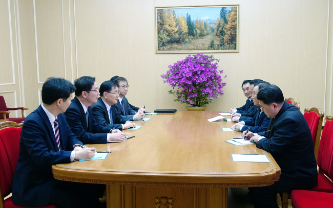 South Korean envoys including National Security Office chief Chung Eui-yong (third from left) meet with North Korean officials including Kim Yong-chol (second from right) in Pyongyang on Monday. Cheong Wa Dae