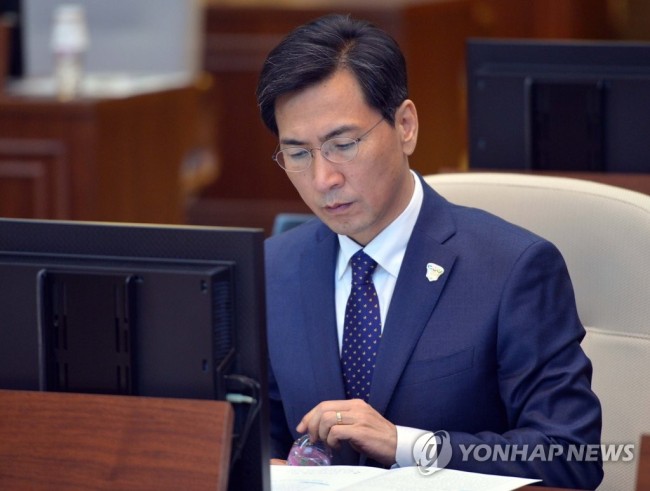 Gov. Ahn Hee-jung (Yonhap)
