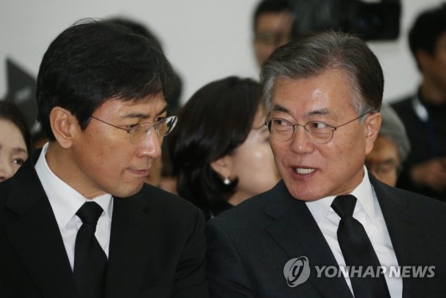 Gov. Ahn Hee-jung (left) and South Korean President Moon Jae-in (right). (Yonhap)
