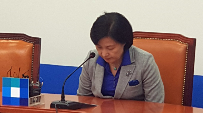 더불어민주당 추미애 당대표는 5일 긴급 최고위원회를 열고 성폭행 의혹을 산 안희정 충남지사에 대해 출당 및 제명을 결정했다. (사진=연합뉴스)