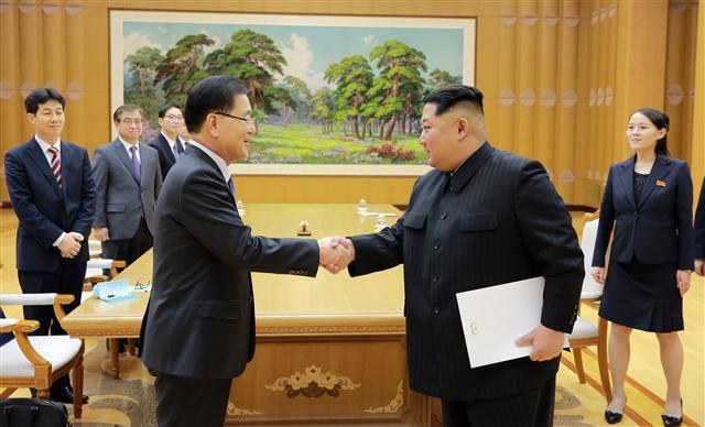 <YONHAP PHOTO-1433> 정의용 수석특사, 김정은 위원장에게 '친서' 전달 (서울=연합뉴스) 북한을 방문 중인 정의용 수석 대북특사가 지난 5일 평양에서 김정은 북한 노동당 위원장과 만나고 있다. 김 위원장이 문재인 대통령의 친서를 들고 있다. 오른쪽은 김여정 노동당 중앙위 제1부부장. 2018.3.6 [청와대 제공=연합뉴스] scoop@yna.co.kr/2018-03-06 07:58:56/ <저작권자 ⓒ 1980-2018 ㈜연합뉴스. 무단 전재 재배포 금지.>