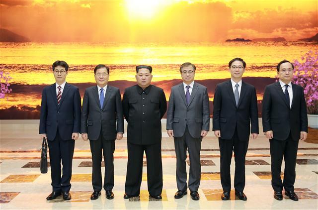 북한을 방문 중인 대북특사단이 5일 평양에서 김정은 북한 노동당 위원장을 만나 기념촬영을 하고 있다. 왼쪽부터 윤건영 청와대 국정상황실장, 정의용 수석특사, 김정은 위원장, 서훈 국정원장, 천해성 통일부 차관, 김상균 국정원 2차장.   [제공=청와대]