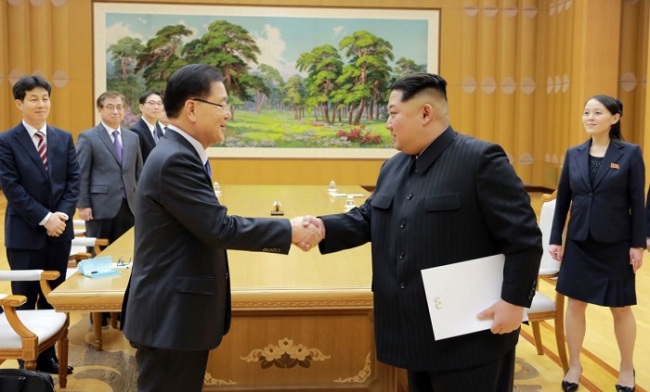 In the photo provided by South Korean presidential office Cheong Wa Dae, North Korean leader Kim Jong-un (2nd from R) is seen shaking hands with Chung Eui-yong, South Korean President Moon Jae-in's chief envoy, in their meeting held in Pyongyang on March 5. (Yonhap)
