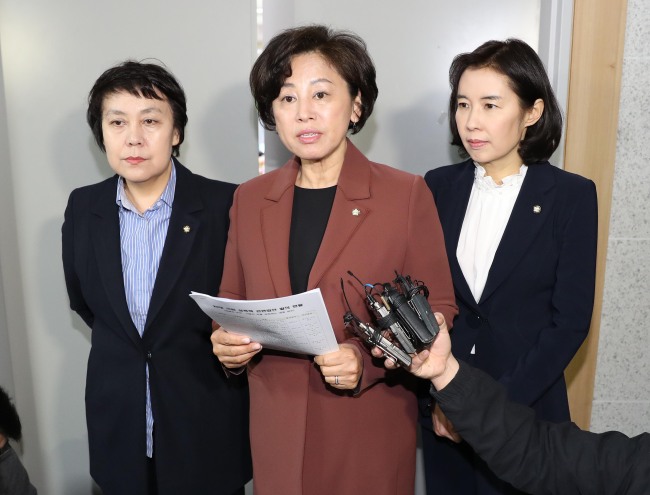 더불어민주당 남인순 젠더폭력대책TF 위원장이 6일 오전 국회 의원회관에서 젠더폭력대TF 긴급대책회의를 열고 안희정 지사의 성폭력 사태와 관련해 입장을 밝히고 있다. 왼쪽부터 더불어민주당 정춘숙 의원, 남인순 위원장, 박경미 의원.[사진=연합뉴스]
더불어민주당 남인순 젠더폭력대책TF 위원장이 6일 오전 국회 의원회관에서 젠더폭력대TF 긴급대책회의를 열고 안희정 지사의 성폭력 사태와 관련해 입장을 밝히고 있다. 왼쪽부터 더불어민주당 정춘숙 의원, 남인순 위원장, 박경미 의원.[사진=연합뉴스]