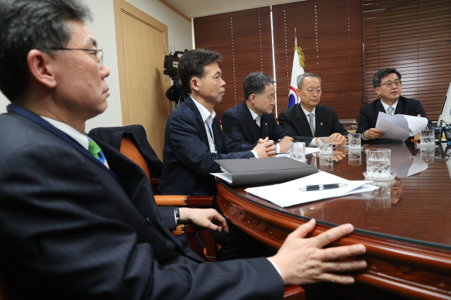 Korean Trade Minister Kim Hyun-chong (L) attends an economy-related ministers' meeting presided over by Finance Minister Kim Dong-yeon (R) at the government complex in Seoul on March 5, 2018. (Yonhap)