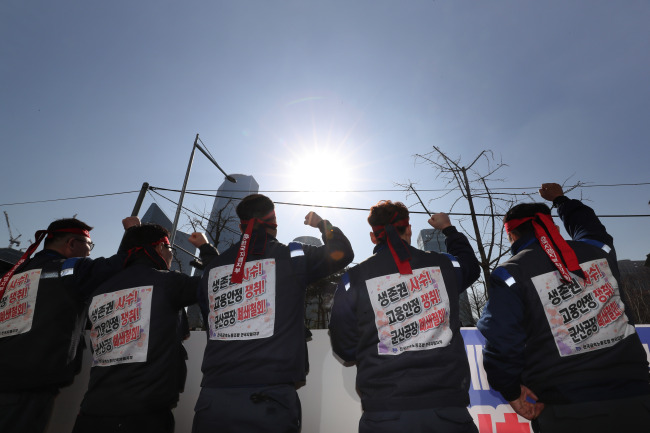 <YONHAP PHOTO-2033> 구호 외치는 한국GM 노조 (서울=연합뉴스) 박동주 기자 = 6일 오전 서울 여의도 KDB산업은행 본점 앞에서 전국금속노동조합 한국지엠지부 관계자들이 '대(對) 정부(산업은행·국세청·국회) 요구' 기자회견을 열고 공장폐쇄 철회 등을 촉구하고 있다. 2018.3.6 pdj6635@yna.co.kr/2018-03-06 10:36:43/ <저작권자 ⓒ 1980-2018 ㈜연합뉴스. 무단 전재 재배포 금지.>
<YONHAP PHOTO-2033> 구호 외치는 한국GM 노조 (서울=연합뉴스) 박동주 기자 = 6일 오전 서울 여의도 KDB산업은행 본점 앞에서 전국금속노동조합 한국지엠지부 관계자들이 '대(對) 정부(산업은행·국세청·국회) 요구' 기자회견을 열고 공장폐쇄 철회 등을 촉구하고 있다. 2018.3.6 pdj6635@yna.co.kr/2018-03-06 10:36:43/ <저작권자 ⓒ 1980-2018 ㈜연합뉴스. 무단 전재 재배포 금지.>