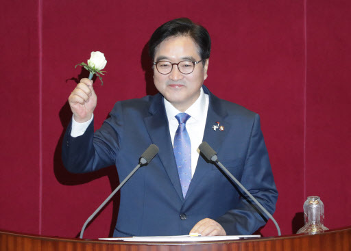 우원식 더불어민주당 원내대표는 지난 1월 31일 국회 본회의 교섭단체 대표연설에 앞서 '미투 운동'의 상징인 백장미를 들어보이며 지지선언을 했다.[사진=연합뉴스]
우원식 더불어민주당 원내대표는 지난 1월 31일 국회 본회의 교섭단체 대표연설에 앞서 '미투 운동'의 상징인 백장미를 들어보이며 지지선언을 했다.[사진=연합뉴스]