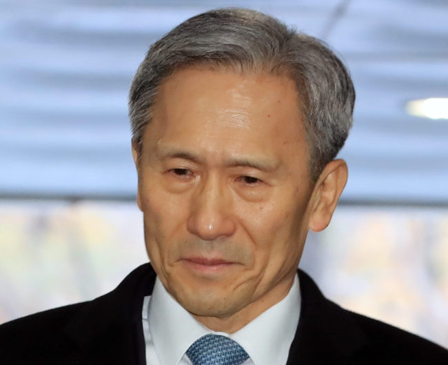 Former Defense Minister Kim Kwan-jin heads to a courtroom after arriving at the Seoul Central District Court on Tuesday. (Yonhap)