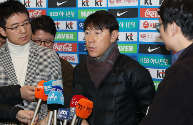 South Korea men's national football team head coach Shin Tae-yong speaks to reporters at Incheon International Airport on Tuesday. (Yonhap)
