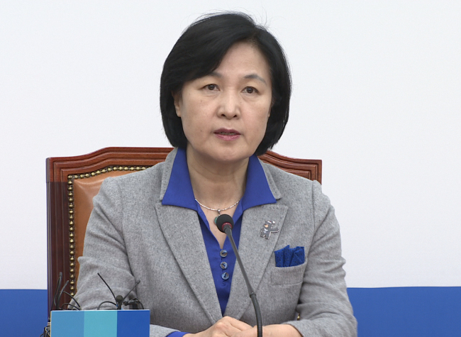 더불어민주당 소속 안희정 충남지사가 자신의 공보비서를 성폭행했다는 주장이 나온 5일 추미애 대표가 국회에서 긴급 최고위원회를 소집한 뒤 결과를 브리핑하고 있다. (사진=연합뉴스)
더불어민주당 소속 안희정 충남지사가 자신의 공보비서를 성폭행했다는 주장이 나온 5일 추미애 대표가 국회에서 긴급 최고위원회를 소집한 뒤 결과를 브리핑하고 있다. (사진=연합뉴스)