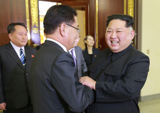 North Korean leader Kin Jong-un (right) shakes hands with South Korea`s National Security Office chief Chung Eui-yong in Pyongyang on Monday. (For Use Only in the Republic of Korea. No Redistribution) (Korean Central News Agency-Yonhap)