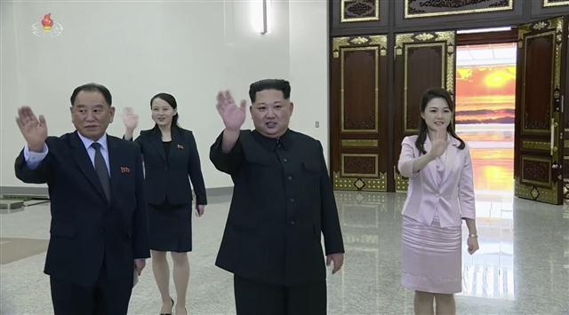 북한이 비핵화 대화의지를 밝히며 북미대화 가능성이 급물살을 타는 가운데 도널드 트럼프 대통령이 전격적으로 김정은 국무위원장과 테이블에 마주 앉을지가 뜨거운 관심사로 떠올랐다. 사진은 6일 오후 김정은 위원장이 문재인 대통령의 대북특사들과 만찬을 마친 후 배웅하는 장면. 왼쪽부터 김영철 노동당 중앙위원회 부위원장 겸 통일전선부장, 김여정 당 중앙위 제1부부장, 김정은 당 위원장, 김정은의 부인 리설주. [연합뉴스]