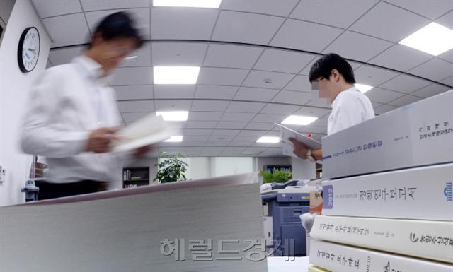 7일 정치권 내 연이은 미투 폭로로 여의도는 전전긍긍하고 있는 모양새다. 특히 일부 남성 보좌진들 사이에선 긴장감이 흐르고 있다. 작은 사진은 국회 직원 페이스북 페이지인 ‘여의도 옆 대나무숲’ 최근 올라온 미투 폭로 글.