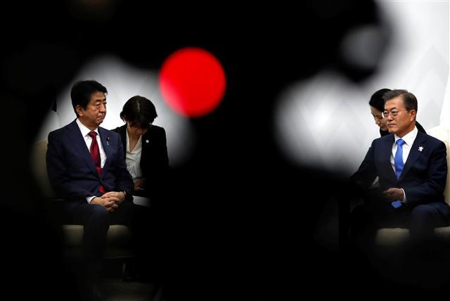 국제 사회가 남북 정상회담 합의와 북한의 비핵화 대화 의지에 전반적인 환영의 뜻을 밝힌 가운데 일본 정부는 당혹감 속에 관망세를 보였다. 아베 신조(安倍晋三) 일본 총리는 6일 밤 “압력을 높이며 상황을 지켜볼 것”이라는 방침을 밝혔다. 사진은 문재인 대통령과 아베 총리가 지난 2월9일 강원도 평창군 용평리조트에서 정상회담을 하는 모습이다.  [AP 연합뉴스]
