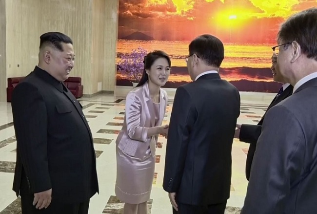 North Korean leader Kim Jong-un and his wife Ri Sol-ju greet the South Korean envoys in Pyongyang on March 5. For Use Only in the Republic of Korea. No Redistribution. (Yonhap)