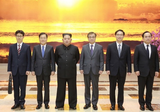 North Korean leader Kim Jong-un (3rd from left) poses for a picture with the South Korean envoys in Pyongyang on March 5. (Yonhap)