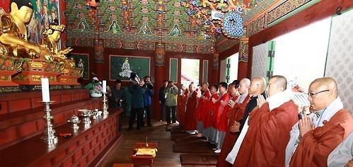 지난 2015년 11월 9일 남북종교인 모임 참석차 금강산을 찾은  남측 불교 대표들이 금강산 신계사를 찾아 평화통일 기원 법회를 개최하고 있다. [연합뉴스]