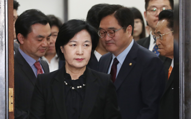 더불어민주당 추미애 대표가 7일 최고위원회를 하기 위해 당대표실에 입장하고 있다 (사진=연합뉴스)