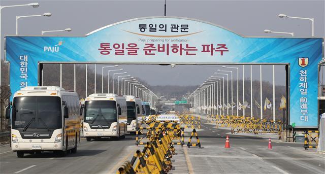 남북한이 다음달말 판문점에서 남북정상회담을 개최하고 북한이 한반도 비핵화 의지를 밝히는 등 남북관계가 급진전하면서 한반도 지정학적 리스크 완화에 대한 기대가 커지고 있다. 이번 한반도 평화 분위기의 시발점이 된 평창동계올림픽에 참가하는 북한측 관계자와 응원단, 태권도시범단을 실은 차량이 지난달 7일 경기 파주 통일대교를 지나가고 있다.  [연합뉴스]