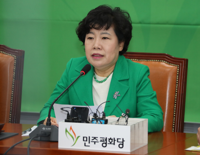 민주평화당 조배숙 대표가 7일 국회에서 열린 최고위원-국회의원 연석회의에서 "문재인 대통령의 대북특사단이 남북정상회담 개최에 합의했다"며 "지금까지 문재인 정부가 한 일 중 가장 잘한 일이라고 평가한다"고 발언하고 있다 (사진=연합뉴스)
민주평화당 조배숙 대표가 7일 국회에서 열린 최고위원-국회의원 연석회의에서 "문재인 대통령의 대북특사단이 남북정상회담 개최에 합의했다"며 "지금까지 문재인 정부가 한 일 중 가장 잘한 일이라고 평가한다"고 발언하고 있다 (사진=연합뉴스)