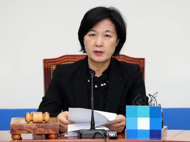 Choo Mi-ae, the leader of the ruling Democratic Party, makes a public apology Wednesday for sexual abuse allegations involving former Governor An. (Yonhap)