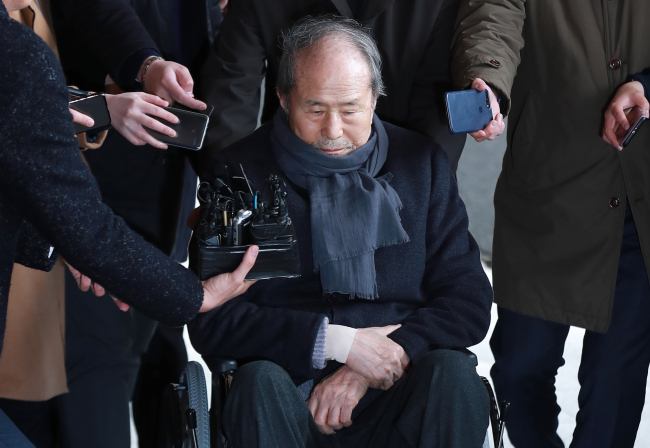 Lee Sang-deuk, brother of former President Lee Myung-bak, appears on a wheelchair at the Seoul Central District Prosecutors' Office on Wednesday. (Yonhap)