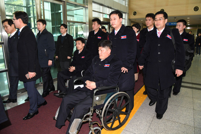 A 24-member North Korean delegation to the PyeongChang Winter Paralympics passes through the customs, immigration and quarantine office in Paju to cross into South Korea on Wednesday. (pool photo) (Yonhap)