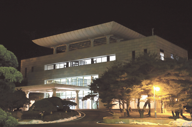 남북이 4월말 갖기로 합의한 제3차 남북정상회담 개최 장소 판문점 평화의 집이 지난 6일 밤 환하게 불을 밝히고 있다. 	 [연합뉴스]