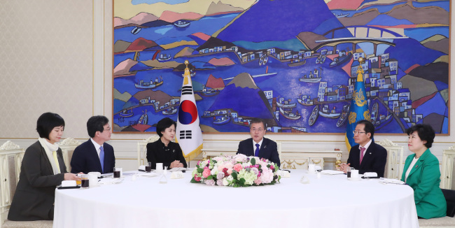 President Moon Jae-in (fourth from L) speaks in a meeting with the leaders of five major political parties at his office Cheong Wa Dae in Seoul on March 7, 2018. They are (from L) Lee Jeong-mi of the progressive Justice Party, Yoo Seong-min of the Bareunmirae Party, Choo Mi-ae of the ruling Democratic Party, President Moon, Hong Joon-pyo of the main opposition Liberty Korea Party and Cho Bae-sook of the Party for Democracy and Peace. (Yonhap)