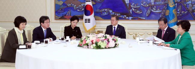 문재인 대통령과 여야 5당 대표는 7일 낮 청와대에서 오찬 회동을 가졌다. 왼쪽부터 정의당 이정미 대표, 바른미래당 유승민 대표, 더불어민주당 추미애 대표, 문 대통령, 자유한국당 홍준표 대표, 민주평화당 조배숙 대표.[사진=연합뉴스]
문재인 대통령과 여야 5당 대표는 7일 낮 청와대에서 오찬 회동을 가졌다. 왼쪽부터 정의당 이정미 대표, 바른미래당 유승민 대표, 더불어민주당 추미애 대표, 문 대통령, 자유한국당 홍준표 대표, 민주평화당 조배숙 대표.[사진=연합뉴스]