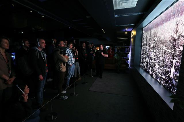 글로벌 미디어 업계 관계자가 마이크로 LED 기반 모듈러 TV ‘더 월’을 감상하고 있다.
[제공=삼성전자]
