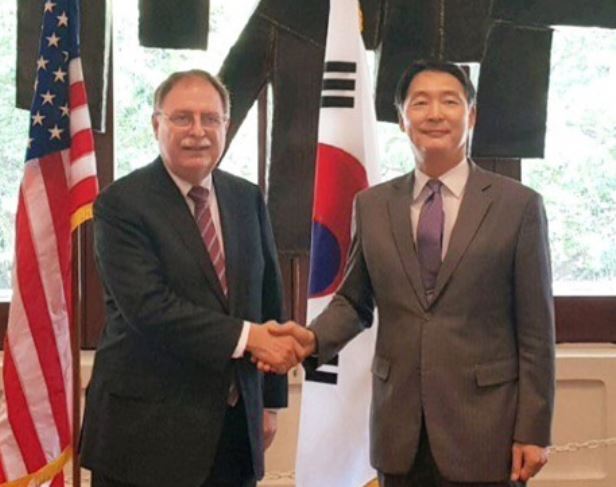 This photo provided by the foreign ministry shows South Korea's chief negotiator, Chang Won-sam (R), shakes hands with his U.S. counterpart Timothy Betts in Honolulu, Hawaii on March 7. (Yonhap)
