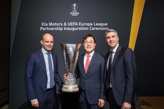 UEFA 피터 윌렘스(사진 왼쪽부터), 기아차 조용원 전무, 아르헨티나의 전설적인 축구선수 에르난 크레스포가 ‘기아자동차·UEFA 유로파 리그 공식 후원’ 조인식에서 유로파리그 우승컵 앞에서 기념 촬영을 하고 있다.
[제공=기아차]