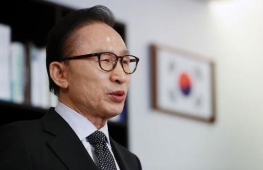 이명박(왼쪽 사진) 전 대통령과 변호를 맡은 정동기 변호사.  [헤럴드경제DB]