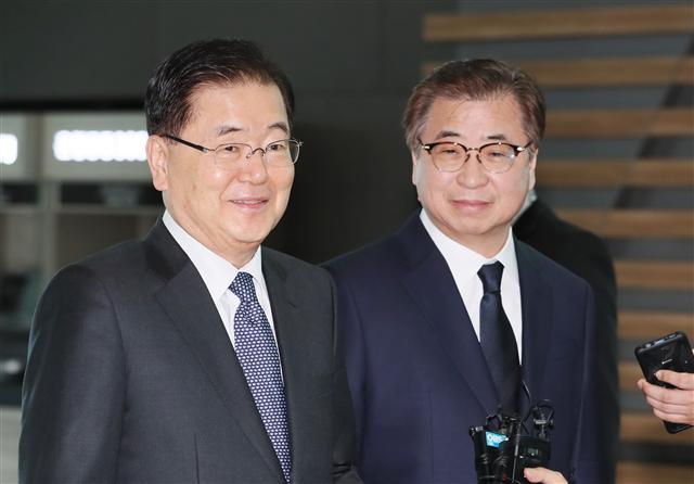 정의용 청와대 국가안보실장(왼쪽)과 서훈 국가정보원장이 8일 인천공항을 통해 미국으로 출국하고 있다. 정 실장 등은 방미 기간 동안 도널드 트럼프 미국 대통령 등을 만나 방북 결과를 설명하고 북미대화에 나서달라고 요구할 예정이다. 정 실장은 폼페오 미국 중앙정보국(CIA) 국장과, 허버트 맥매스터 백악관 국가안보보좌관 등과도 회동할 것으로 전해진다. 앞서 정 실장은 ‘북한이 미국에 전할 별도의 메시지’를 언급한 바 있다. 북한의 ‘메시지’에 따라 미국이 전향적으로 북미 대화에 나설지 여부가 판가름 날 것으로 전망된다.   [연합뉴스]