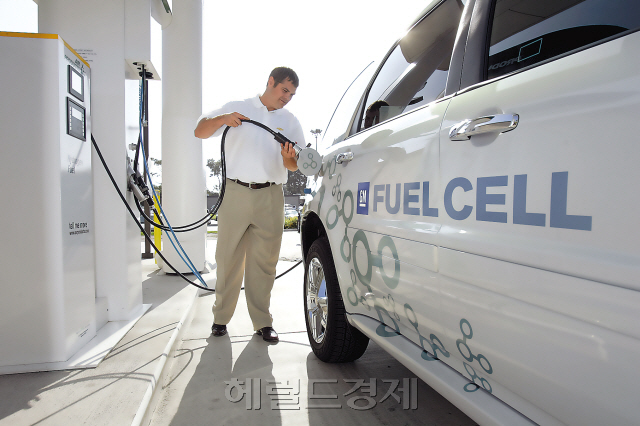 미국의 한 수소충전소에서 운전자가 차량에 수소를 주입하고 있다. [헤럴드경제 DB]