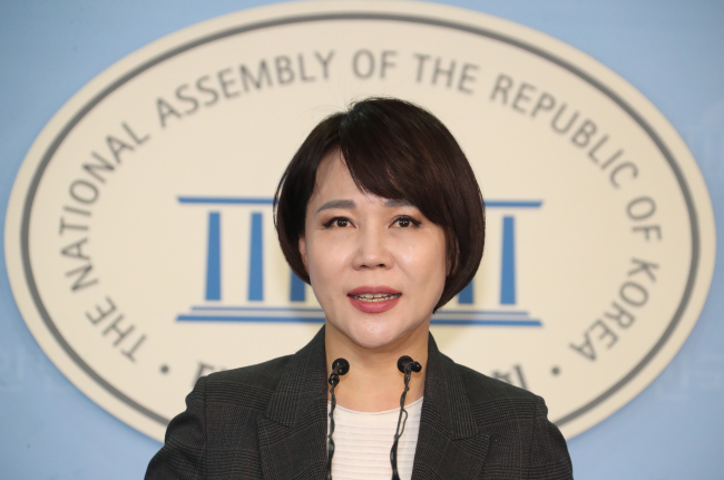 서울시장 출마를 준비해온 더불어민주당 전현희 의원이 8일 국회 정론관에서 서울시장 불출마 기자회견을 하고 있다. (사진=연합뉴스)