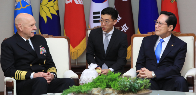 South Korean Defense Minister Song Young-moo (R) talks with U.S. Pacific Fleet Commander Adm. Scott Swift in Seoul on March 8, 2018. (Yonhap)