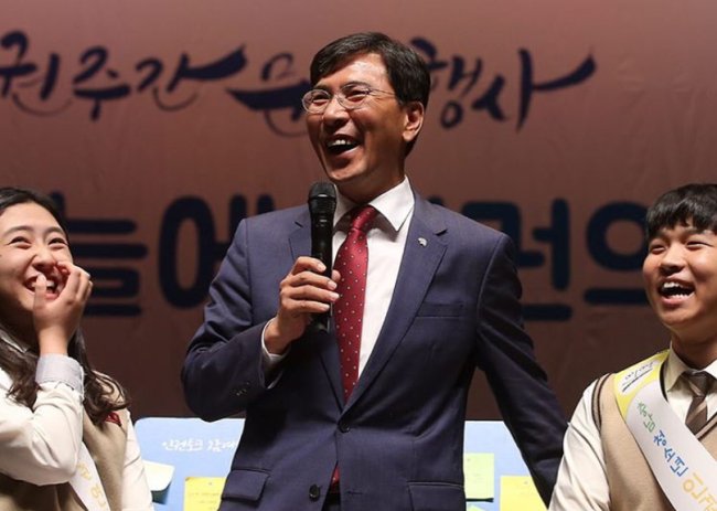 Experts say provincial Gov. An Hee-jung seems to have tendencies of a personality disorder.(Screen-captured from An Hee-jung's Instagram account),.