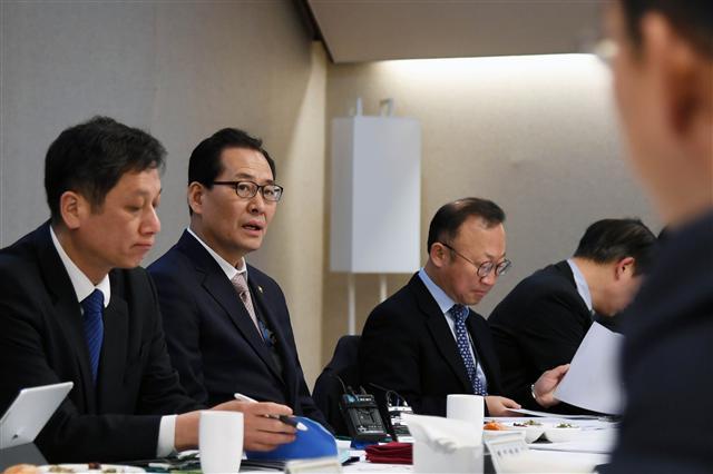고형권(왼쪽 두번째) 기획재정부 차관이 9일 서울시 세종로 정부서울청사에서 열린 제3차 물가관계차관회의 겸 정책점검회의를 주재하며 모두발언을 하고 있다.   [연합뉴스]