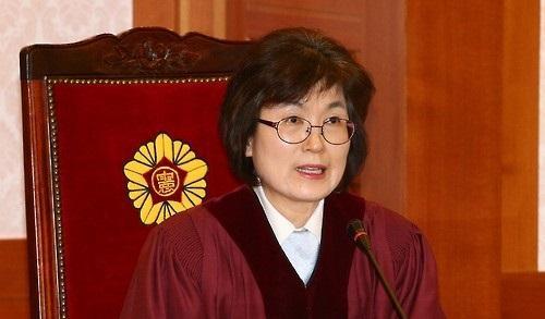 1년 전인 2017년 3월 10일 “피청구인 대통령 박근혜를 파면한다”는 주문을 낭독하고 있는 이정미 헌법재판관.   [연합뉴스]